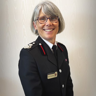 Prif Swyddog Tân Helen MacArthur